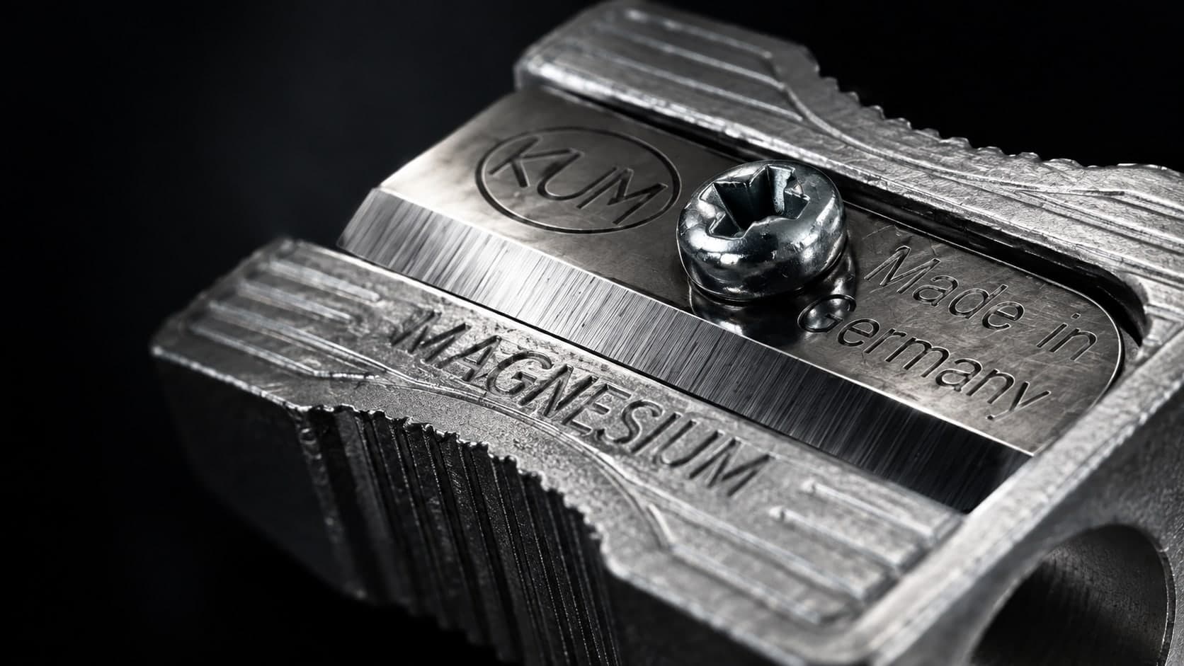 Makroaufnahme der KUM Messerklinge mit Schraube, Magnesium-Gehäuse