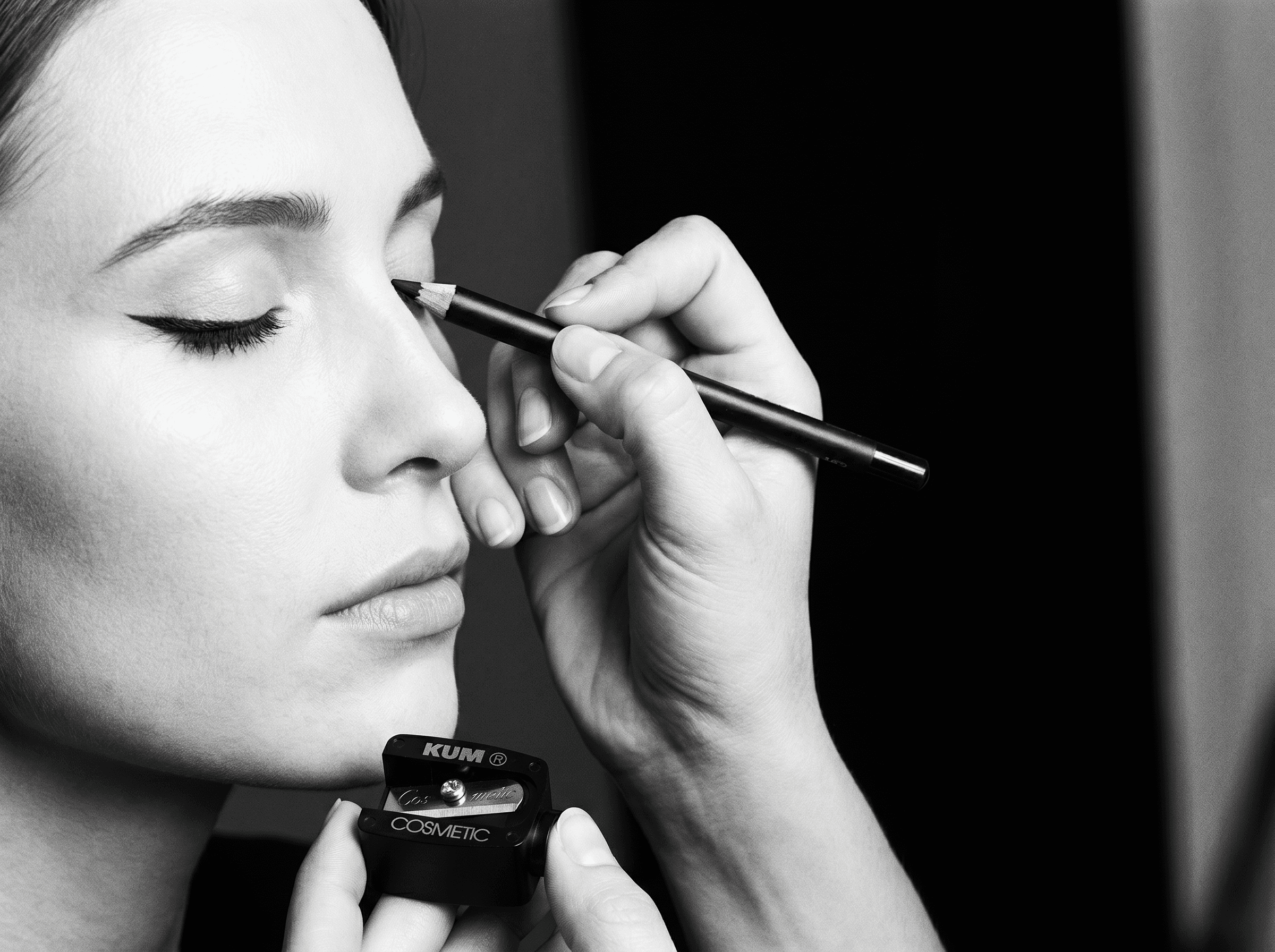 Eyeliner wird aufgetragen, im Vordergrund ein KUM Cosmetic Spitzer