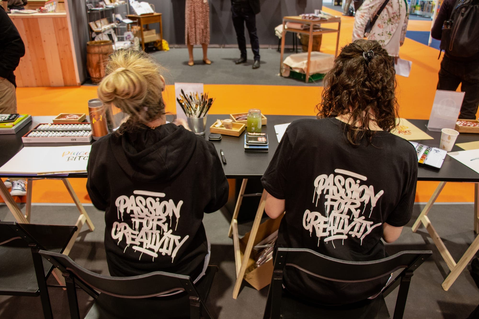 Zwei Besucherinnen in Passion-for-Creativity-Hoodies