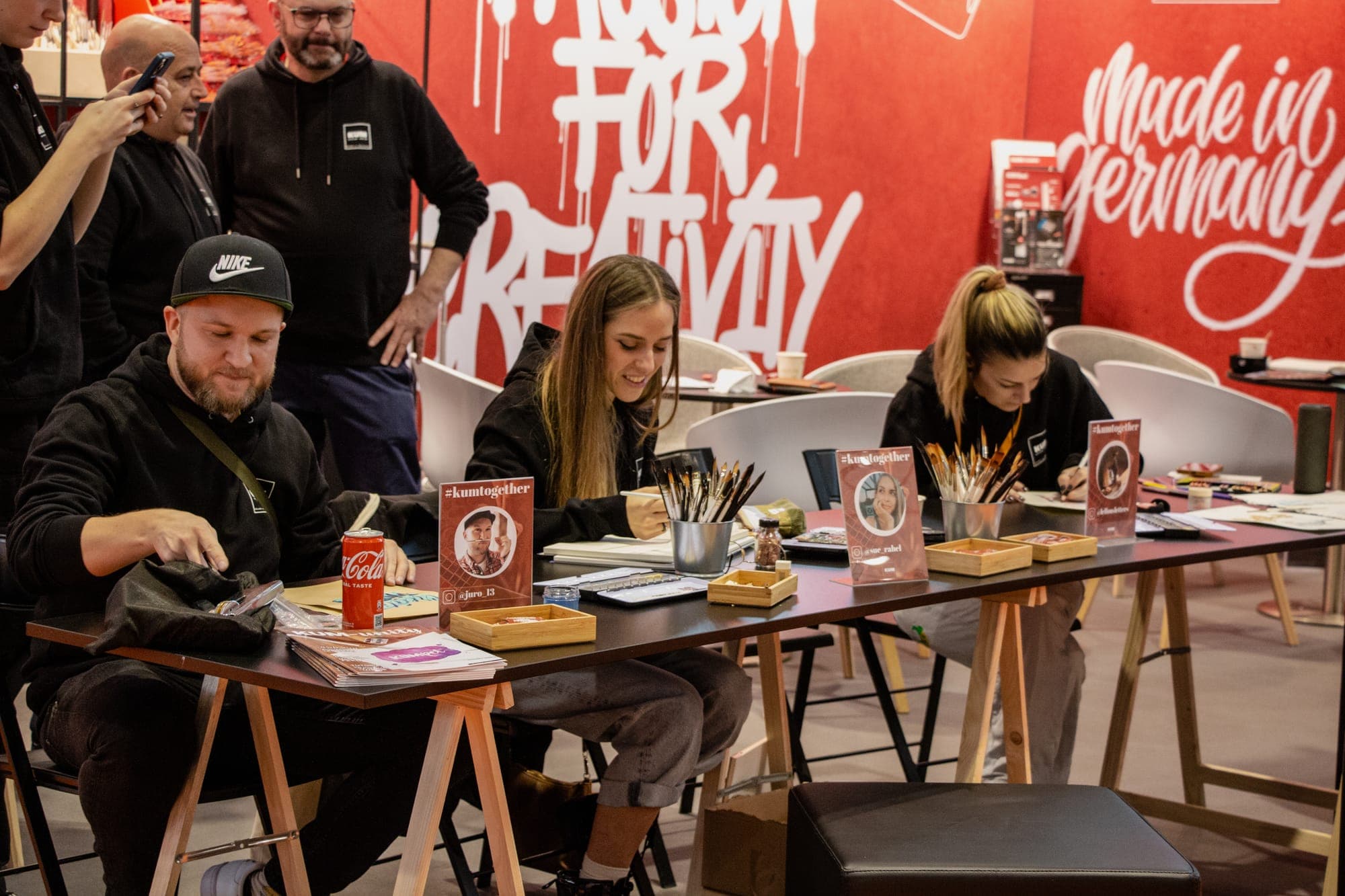 Der KUM-Stand mit Besucherinnen