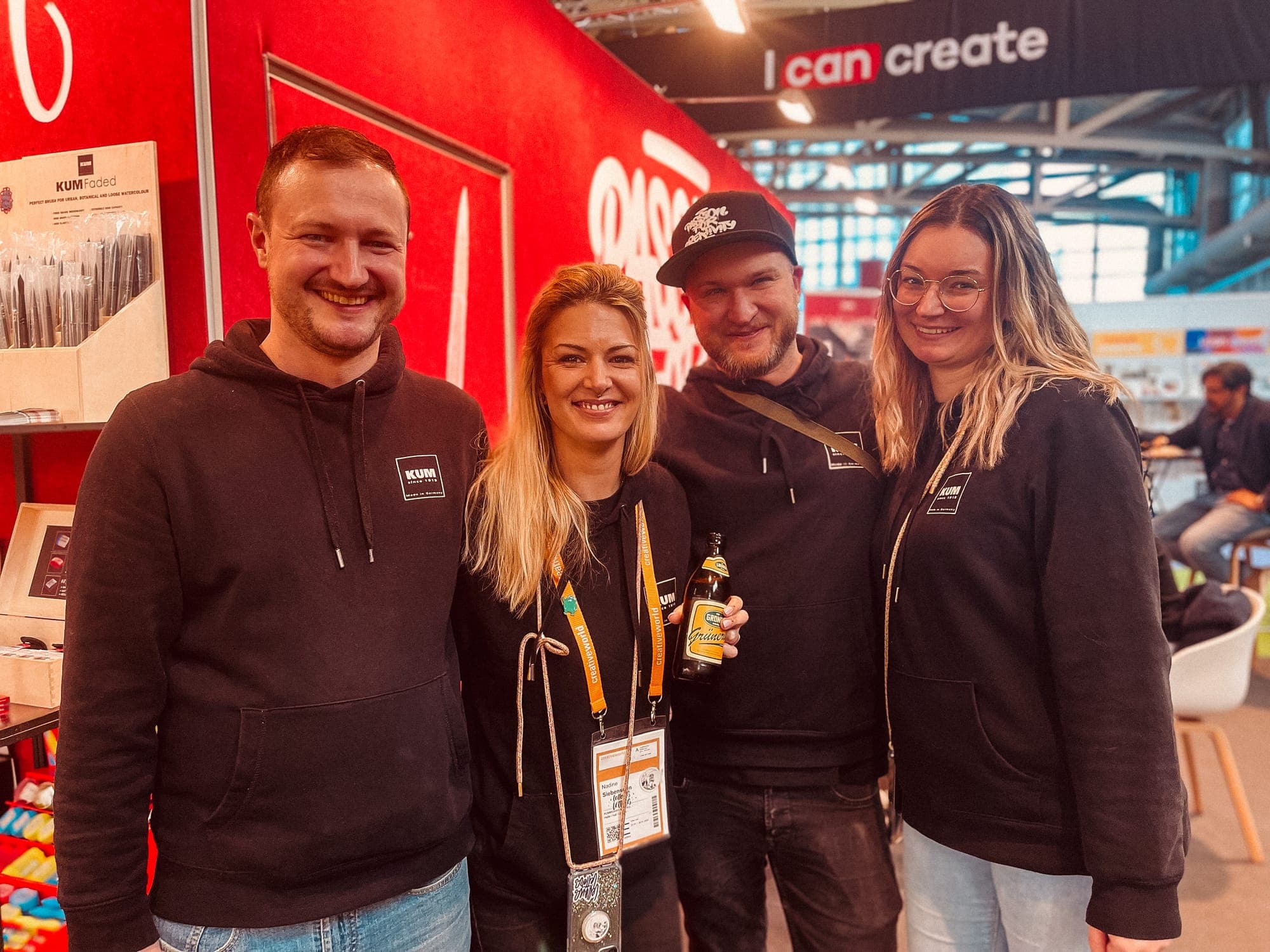 Das KUM-Team vor dem Stand