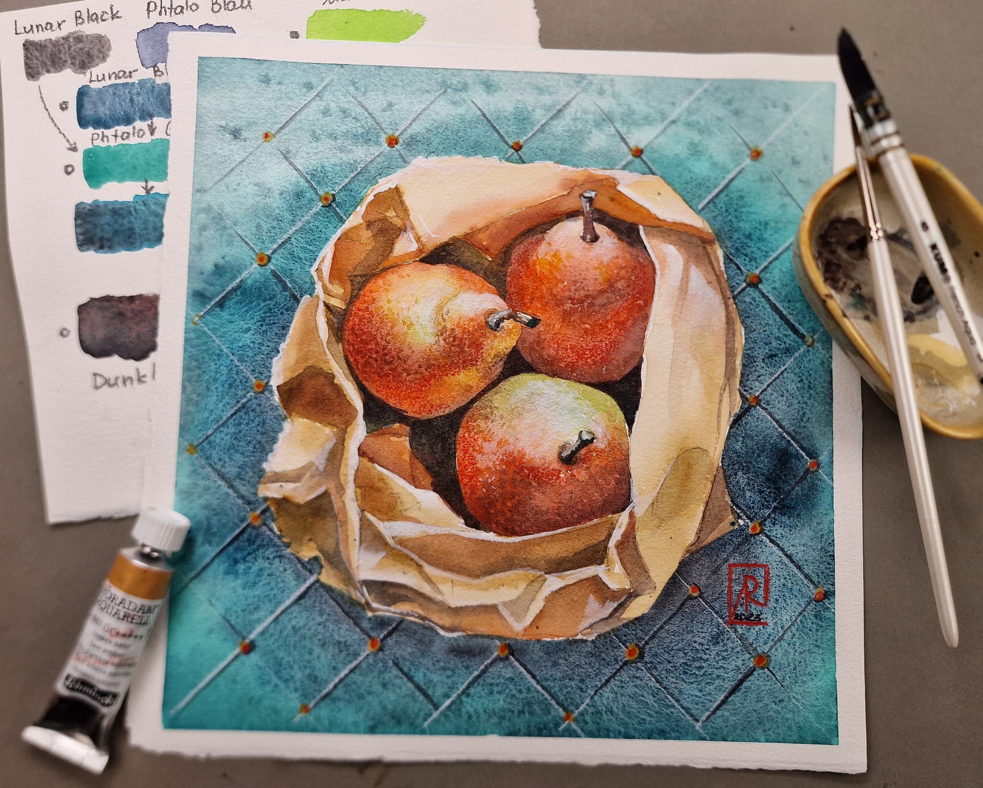 Aquarell von drei Birnen in einer Papiertüte vor gemustertem Hintergrund