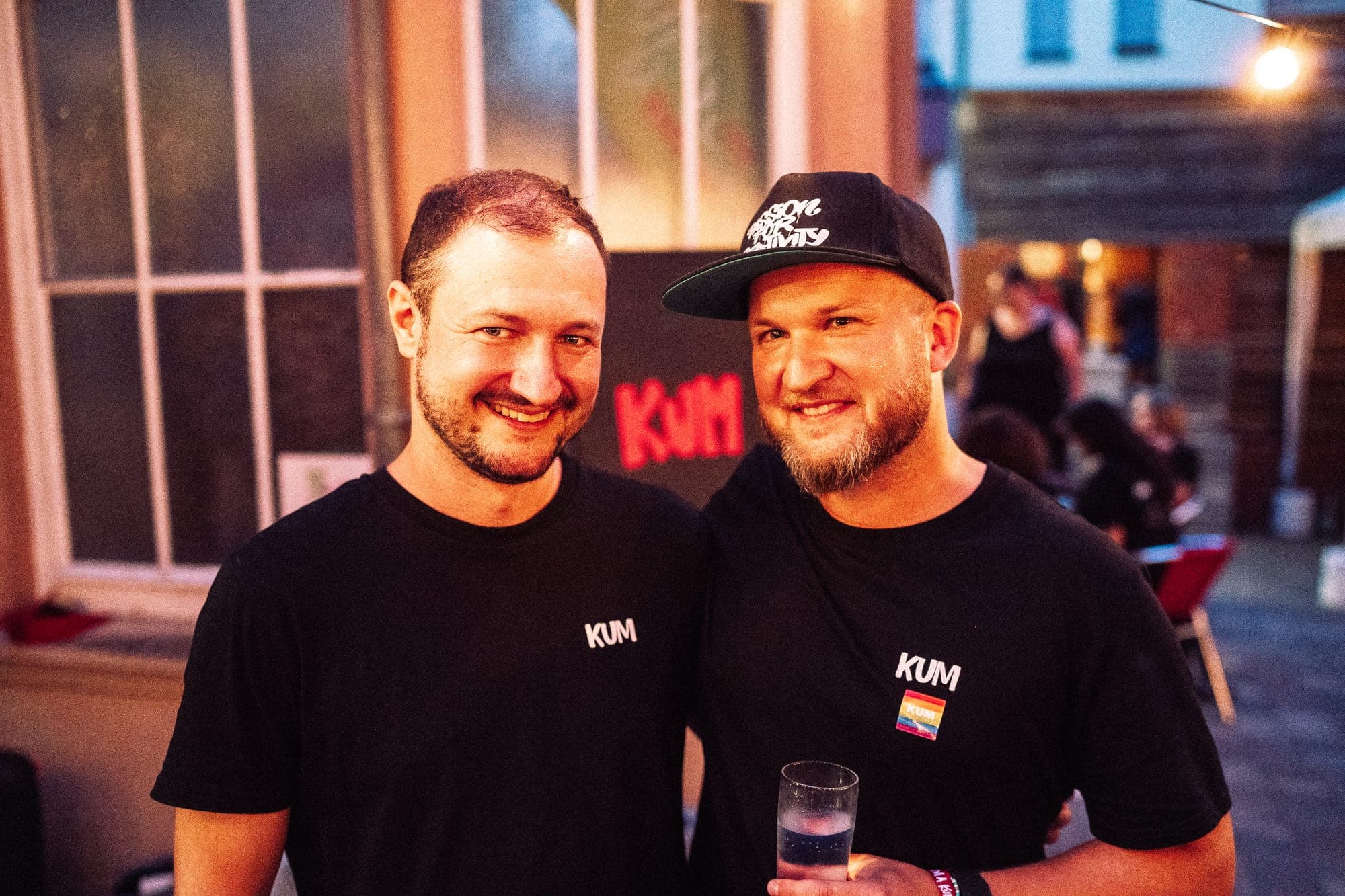 Zwei Teammitglieder in KUM-Shirts