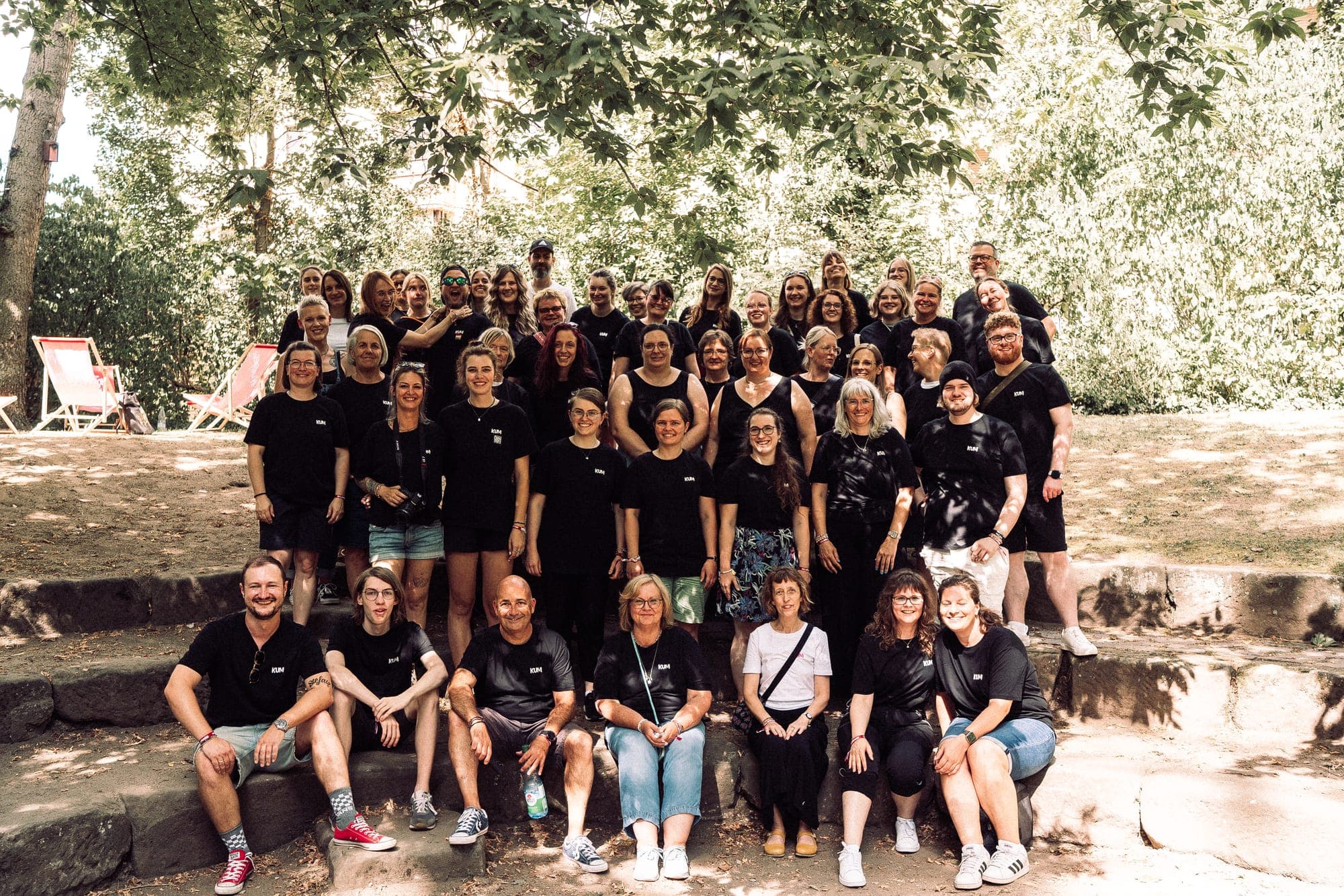 Gruppenfoto aller Teilnehmenden im Garten