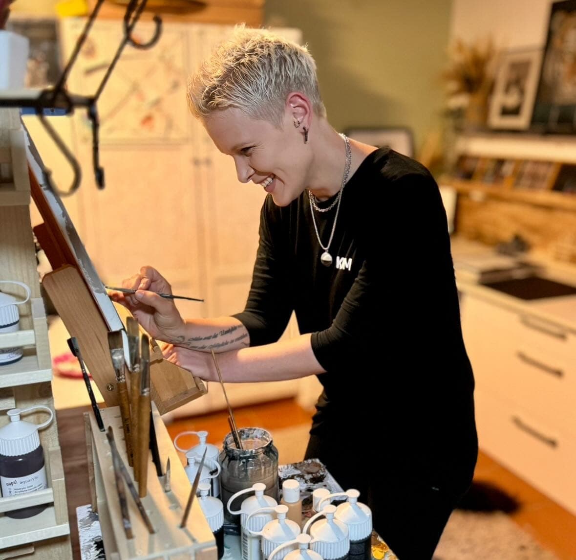 Kelly malt an der Staffelei