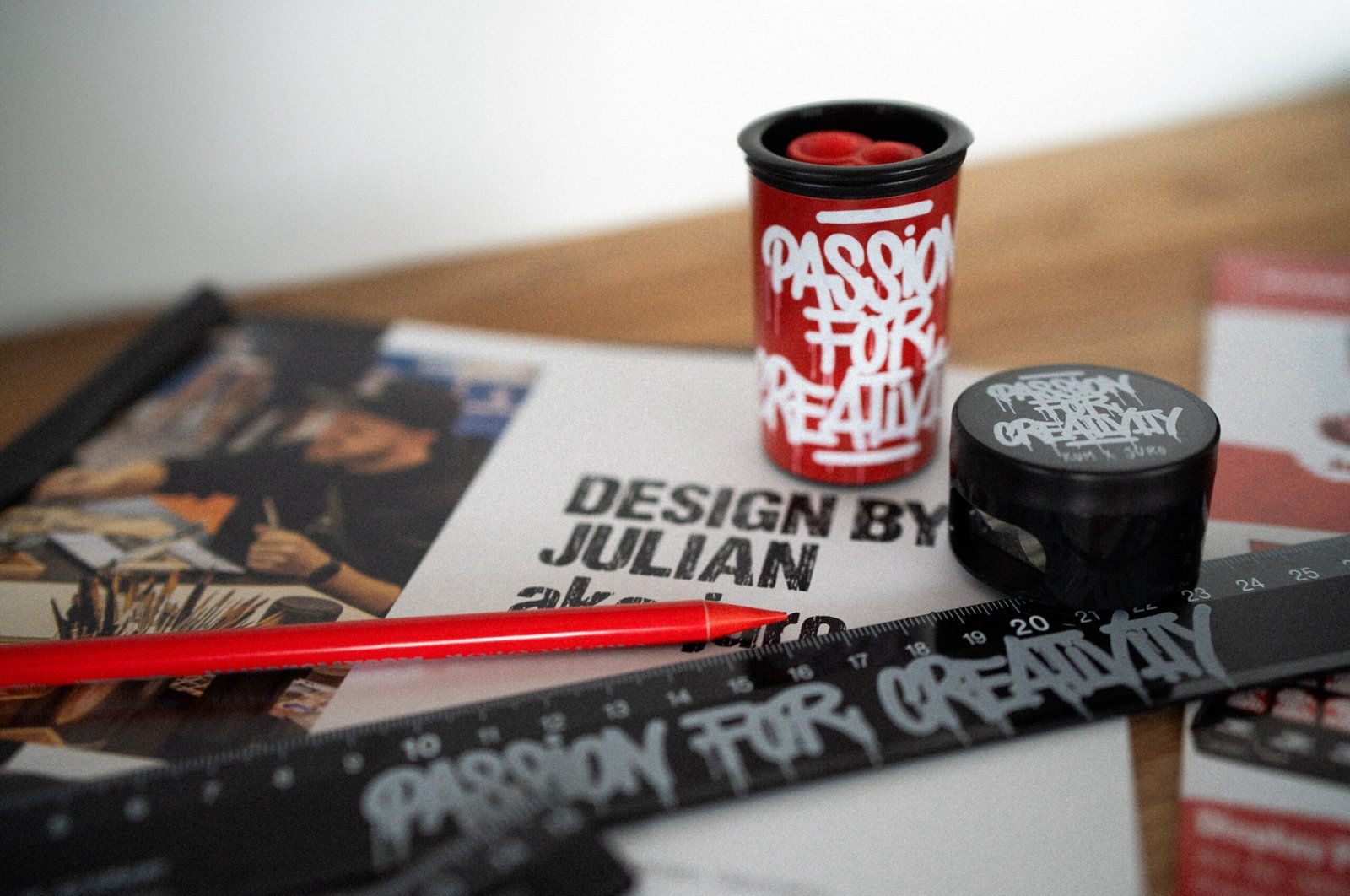 Roter KUM Anspitzer mit weißem Graffiti-Schriftzug „Passion for Creativity“