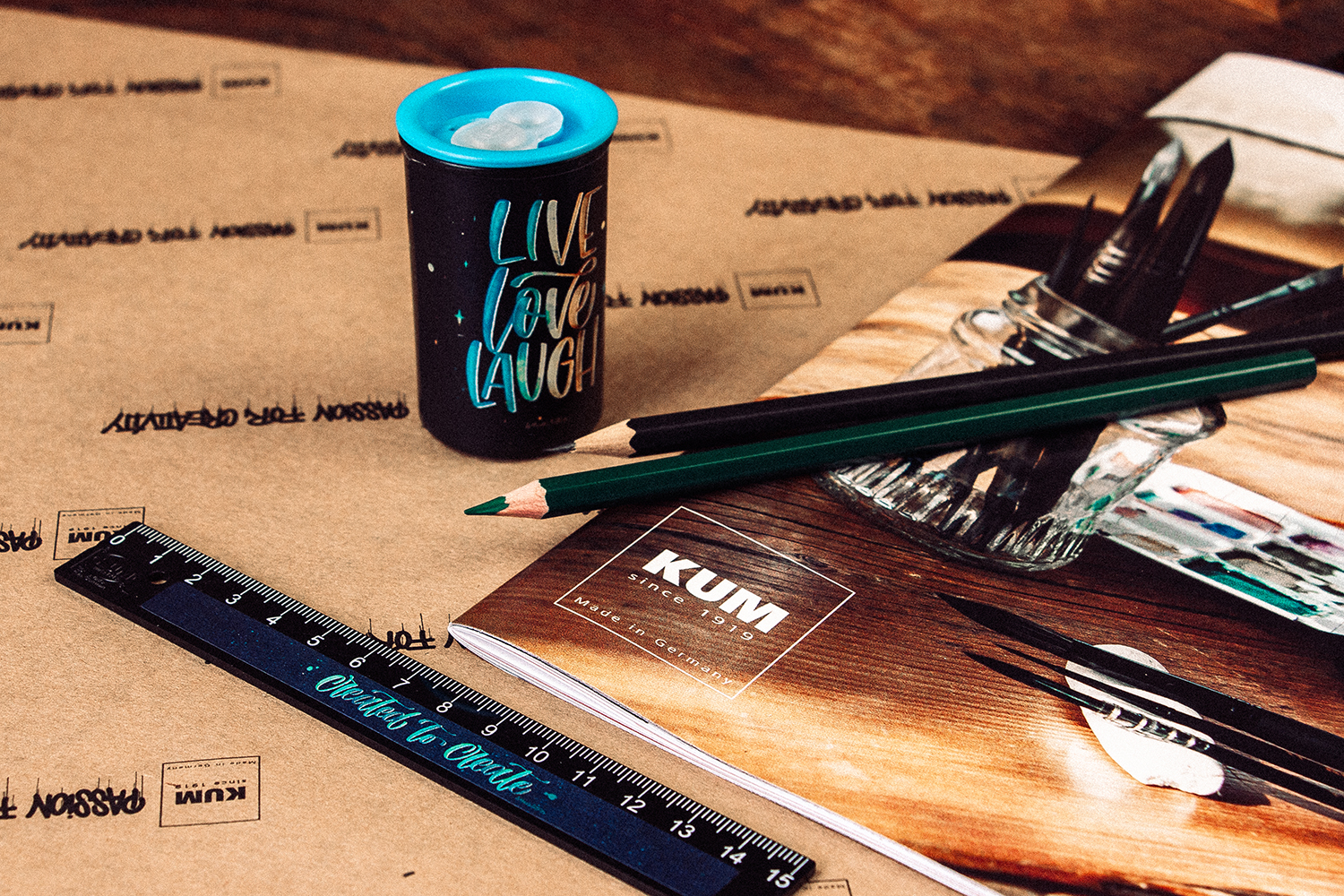 Schwarzer KUM x Lellousletters Doppellochanspitzer mit handgelettertem „Live Love Laugh“ in Blau-Gold